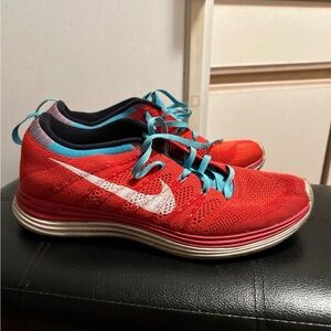 Women’s Nike Flyknit Lunarlon hot coral-Red Or” blue  Running Shoes Size 9 US